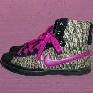 VINTAGE NIKE BLAZERS - CIRCA 2006